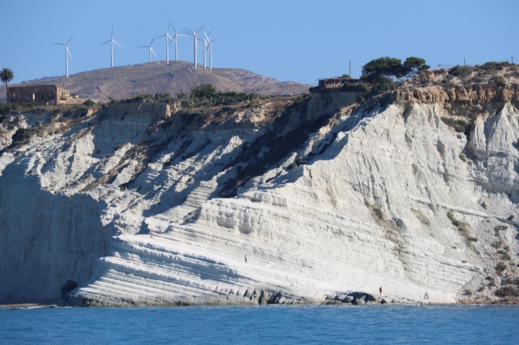 As we motor west along the coast we again see the  amazing white limestone cliffs of Scala Dei Turchi