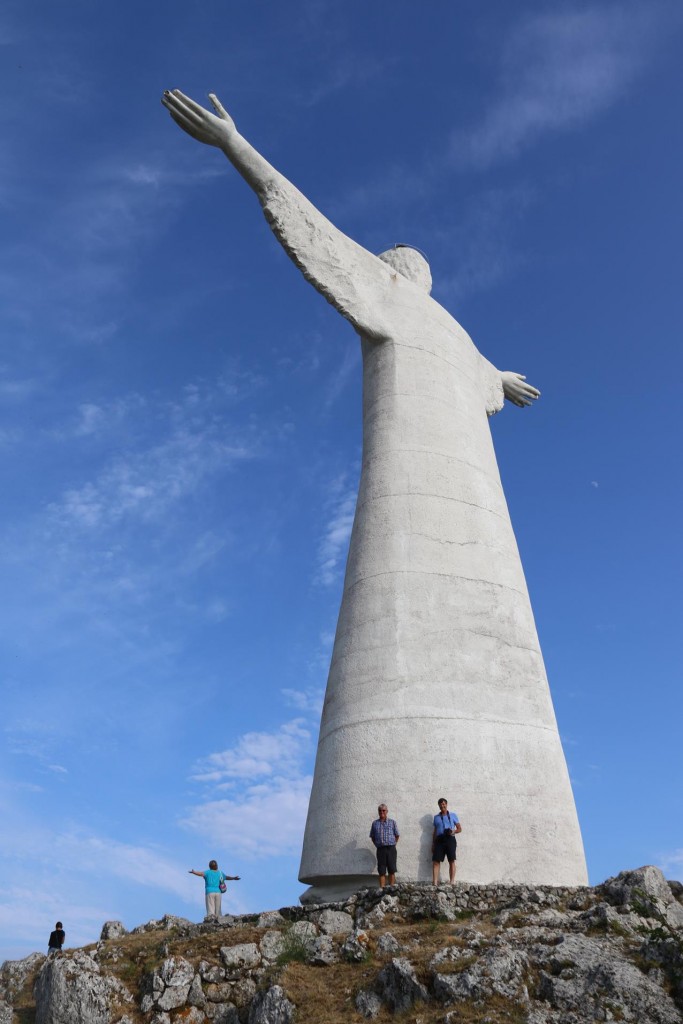 Ric and Don are certainly dwarfed by the large statue