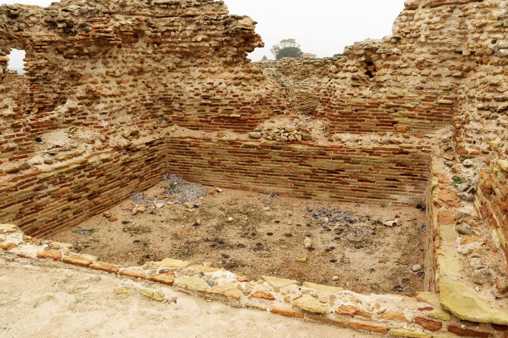 There are quite substantial remains of the ancient baths of the site called Terme al mare