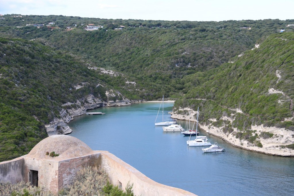 A small bay off the northern shore of the harbour holds a number of yachts on anchor