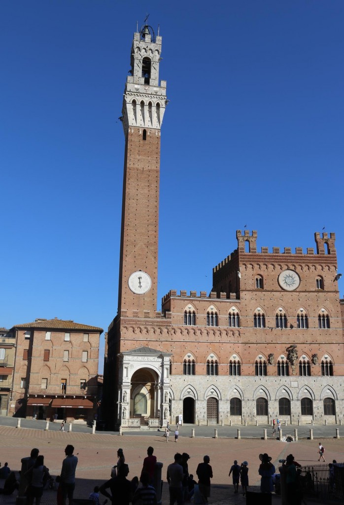 Walking down the steps to Piazza del Campo, opposite the amazing town hall with it's very tall tower glowing in the late afternoon sun, was quite an amazing sight