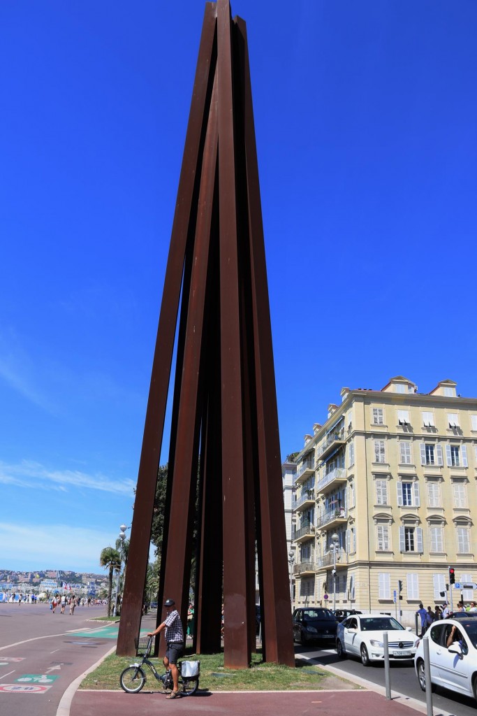 Neuf Lignes Obliques, a 30m high steel monument built by 2010 to commemorate the 150 years of the County of Nice joining to France