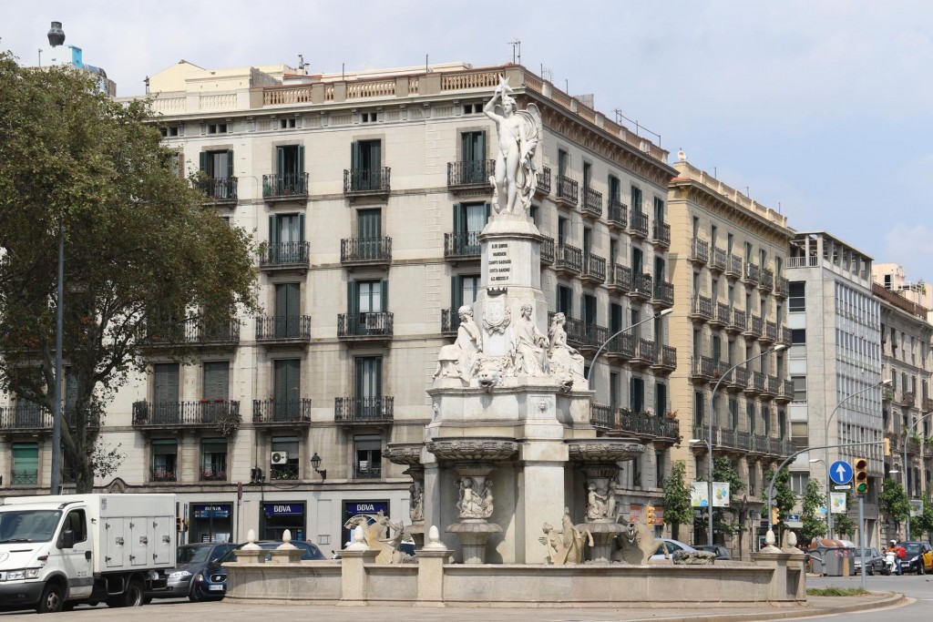 We ride down the bike track on Passeig d'Isabelle and pass the Font del Geni Catala
